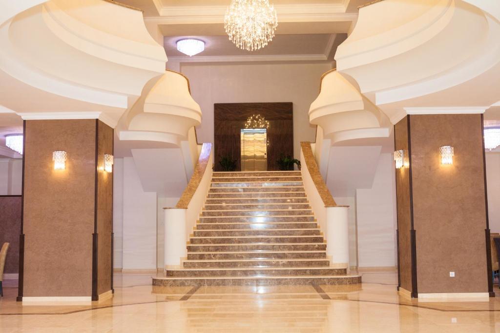 Albert Hotel Плоещ Екстериор снимка